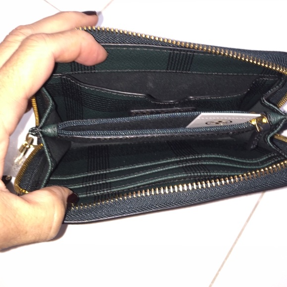 New without tag Tory Burch wallet/wristlet w iPhone 6 slot - Picture 3 of 4